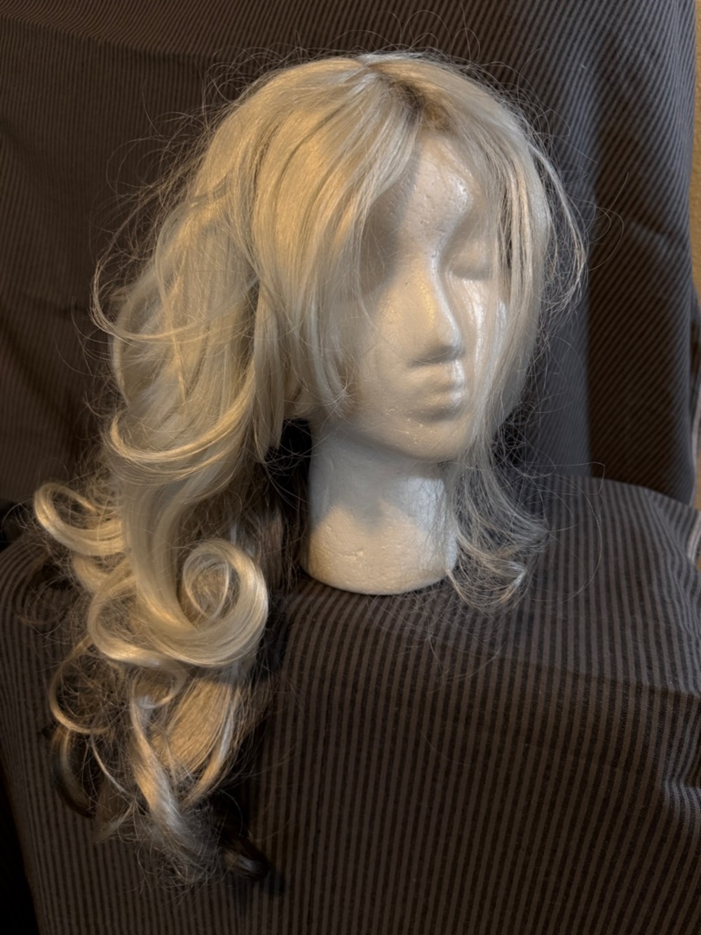 Women's Long Wavy Wig in Silver Blonde - Stylish Full-Coverage Hairpiece